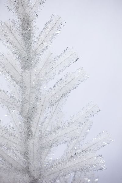 Штучна новорічна ялинка Валентина, біла з сріблястим, висота 150 см, діаметр крони 103 см, хвоя ПВХ, 2 секції, пластикова підставка (valentina-150) valentina-150 фото